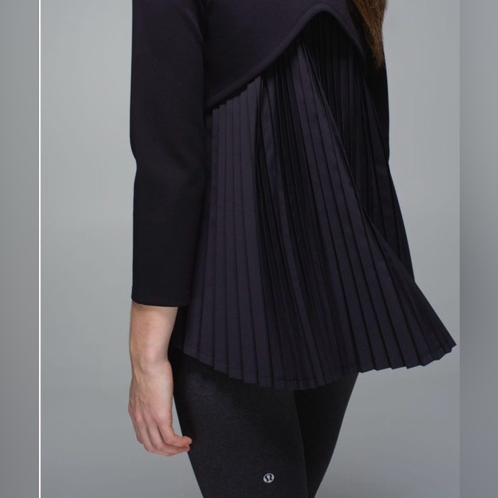 Lululemon Chic Black Long Sleeve Women's Top gym-wear outing-wear - Picture 5 of 9